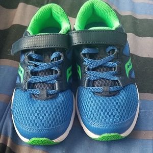 《BOYS SAUCONY SHOES》